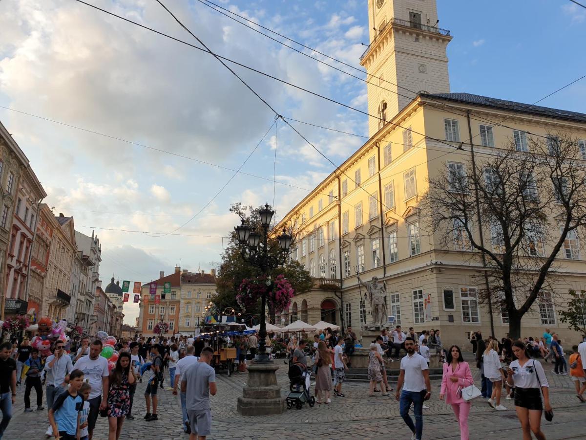 3 Bedroom, 2 Bathroom Apartment Near Forum Lviv Exterior photo